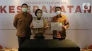 CEO PT Lippo Malls Indonesia Eddy Mumin (kanan) dan CEO PT Supra Boga Lestari Tbk Meshvara (tengah) disaksikan perwakilan dari Lippo Group Henru Riyady (kiri) pada penandatanganan kesepakatan Lippo Malls dan PT Supra Boga Lestari (RANC) di Jakarta, Selasa (8/9/2020). (Liputan6.com/Fery Pradolo)