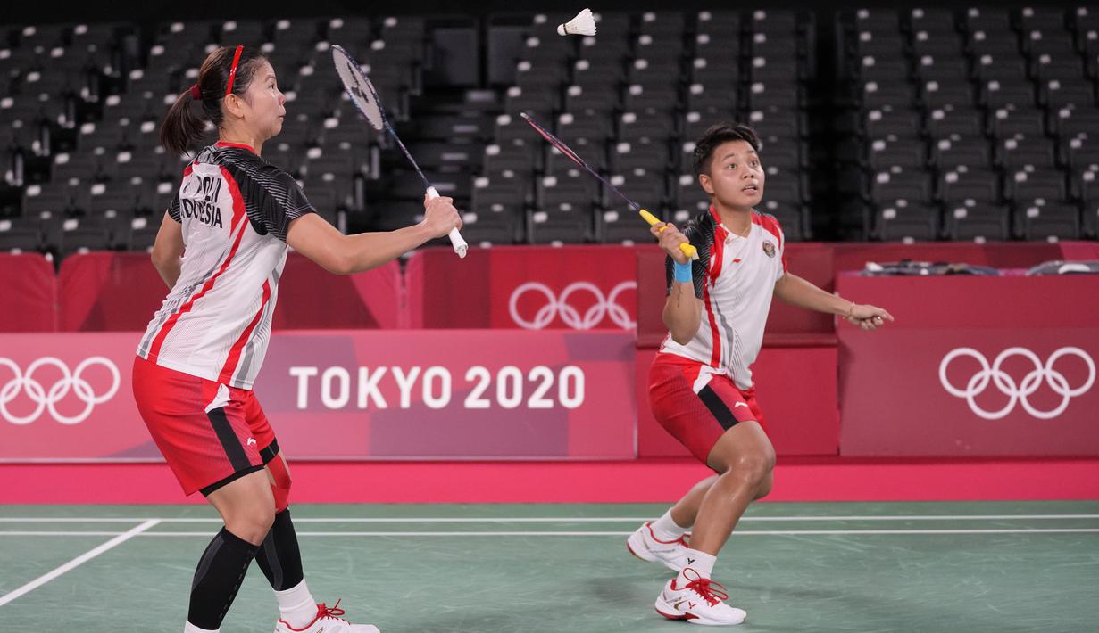 Pebulu tangkis Indonesia Greysia Polii/Apriyan Rahayu saat melawan pebulu tangkis China Yue Du/Yin Hui Li pada perempat final ganda putri di Olimpiade Tokyo 2020, Tokyo, Jepang, Kamis (29/7/2021). Greysia Polii/Apriyan Rahayu menang. (AP Photo/Dita Alangkara)