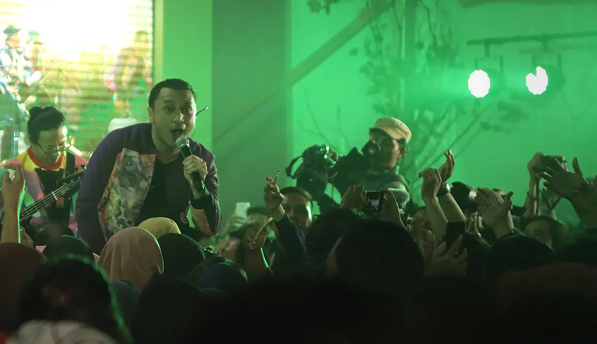 Seperti diketahui, mulai tahun 2018 mendatang, Giring akan fokus pada dunia baru yang sedang dirintis yaitu didunia politik. Ia memutuskan istrirahat dari grup yang membesarkan namanya. (Daniel Kampua/Bintang.com)