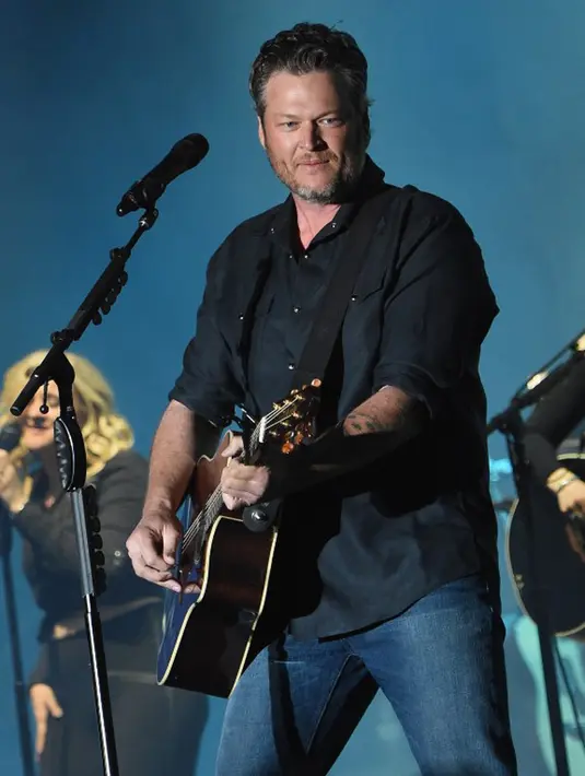 Kisah cinta Gwen Stefani dan Blake Shelton memang belum bisa dipastikan seperti apa status yang sebenarnya. Melihat berita sensasional yang selalu muncul tanpa disertai konfirmasi keduanya. (AFP/Bintang.com)