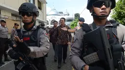Gubernur DKI Jakarta nonaktif, Basuki Tjahaja Purnama (Ahok) dikawal polisi anti-teror meninggalkan Pengadilan Negeri (PN) Jakarta Utara, Selasa (20/12). Sebelumnya Ahok menjalani sidang kedua kasus dugaan penistaan. (REUTERS/Adek BERRY/Pool)