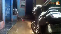 Banjir Surut, Warga Ulujami Bersihkan Rumah