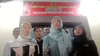 Kuasa hukum istri dosen, LH, yang diduga dipaksa berhubungan badan dengan pria lain oleh suaminya memberi keterangan kepada wartawan di Gorontalo. (Foto: Liputan6.Arfandi Ibrahim)