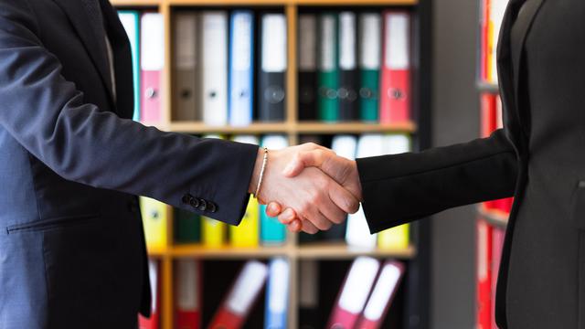 6 Arti Mimpi Berjabat Tangan, Pertanda Akan Naik Jabatan hingga Bertemu Jodoh