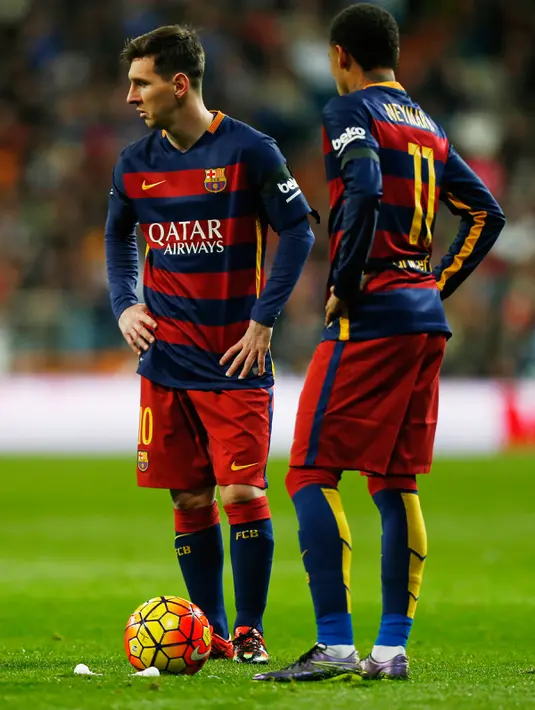 Duo Penyerang Barcelona Lionel Messi (kiri) dan Neymar saat akan melakukan tendangan bebas di stadion Santiago Bernabeu, Spanyol, (22/11). ). Barcelona mengalahkan Real Madrid dengan skor 4-0. (Reuters/Stringer)