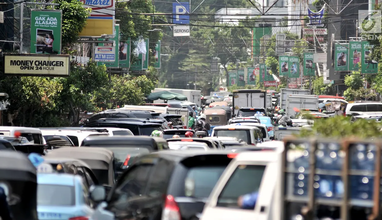 Kemacetan arus lalu lintas saat uji coba sistem satu arah (SSA) di Jalan H Agus Salim dan Jalan KH Wahid Hasyim, Jakarta, Selasa (9/10). Uji coba ini menyebabkan kemacetan kendaraan. (Merdeka.com/Iqbal Nugroho)