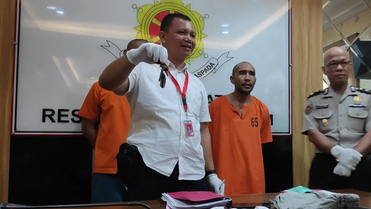 Polisi menunjukkan kunci mobil box yang dijadikan barang bukti kejahatan Kelompok Medan