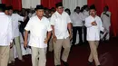 Ketua Dewan Pembina Partai Gerindra, Prabowo Subianto (kiri), hadir untuk melepas jenazah Alm Suhardi di kantor DPP Partai Gerindra, Jakarta, (29/8/2014). (Liputan6.com/Helmi Fithriansyah)