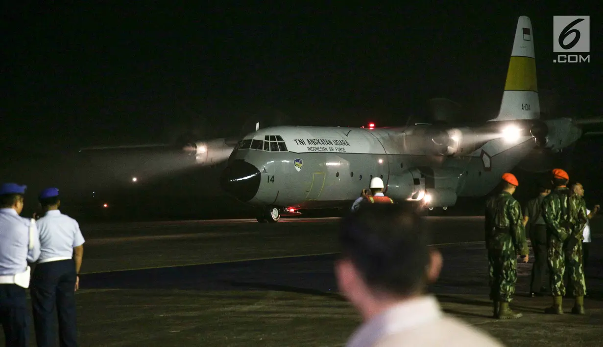 Pesawat TNI AU Hercules VIP C 130 yang membawa jenazah Ani Yudhoyono tiba di Lanud Halim Perdanakusumah, Jakarta Timur, Sabtu (1/6/2019). Almarhumah meninggal dunia di National University Hospital (NUH) Singapura dan akan dikebumikan di TMP Kalibata pada hari Minggu. (Liputan6.com/Faizal Fanani)