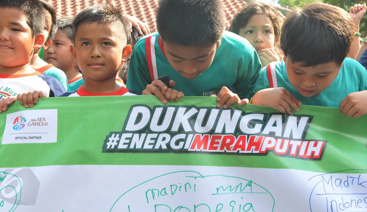 Antusias para siswa saat mengikuti ‘Gerakan Energi Merah Putih untuk Indonesia’, Jakarta, Kamis (28/5/2015). Gerakan ini bertujuan untuk memberi dukungan moril bagi atlet Indonesia yang berlaga di Sea Games 2015 Singapura. (Liputan6.com/Herman Zakharia)
