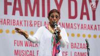 Menteri KKP Susi Pudjiastuti memberi sambutan acara Family Day AGP di Pasar Akhir Pekan SCBD, Jakarta, Minggu (25/11). Susi mengajak masyarakat perang melawan plastik karena susah terurai dan menjadi penyumbang sampah terbesar. (Liputan6.com/Fery Pradolo)