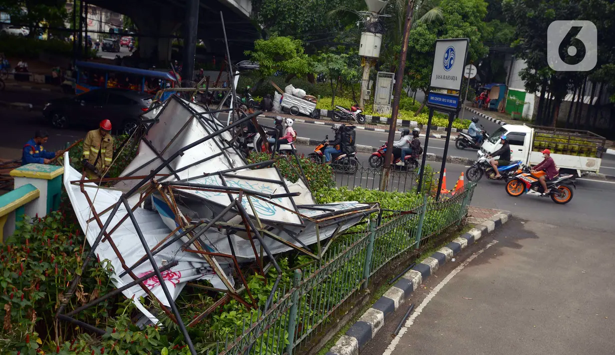 Kondisi lalu lintas saat petugas pemadam kebakaran memotong rangka reklame yang roboh di Jalan Soepomo, Jakarta, Sabtu (28/5/2022). Hujan disertai angin kencang pada pagi tadi membuat papan reklame roboh sehingga membuat kemacetan arus lalu lintas di jalan tersebut. (merdeka.com/Imam Buhori)