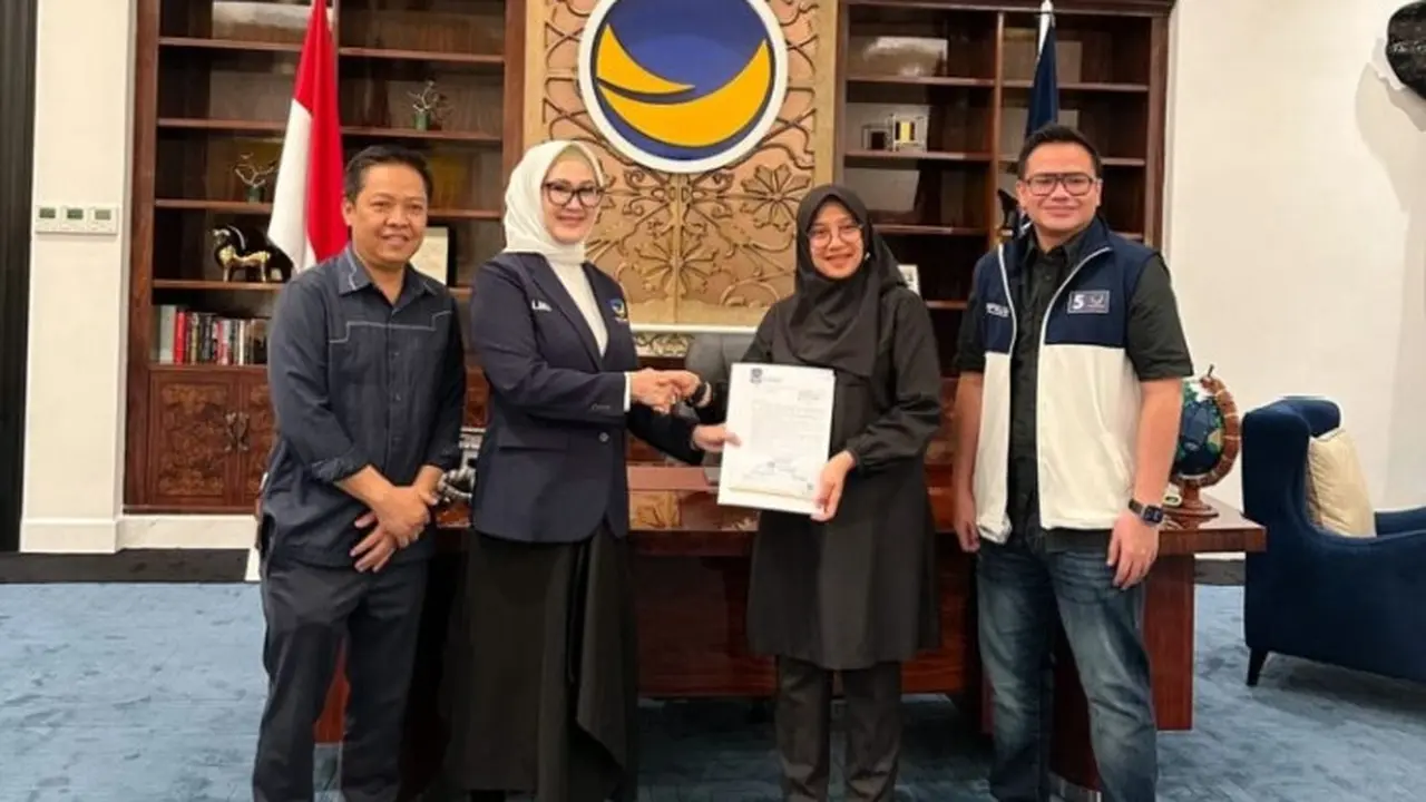 Ipuk Fiestiandani (tengah) menerima SK Rekomendasi maju dalam Pilkada Banyuwangi dari DPP Nasdem (Istimewa)