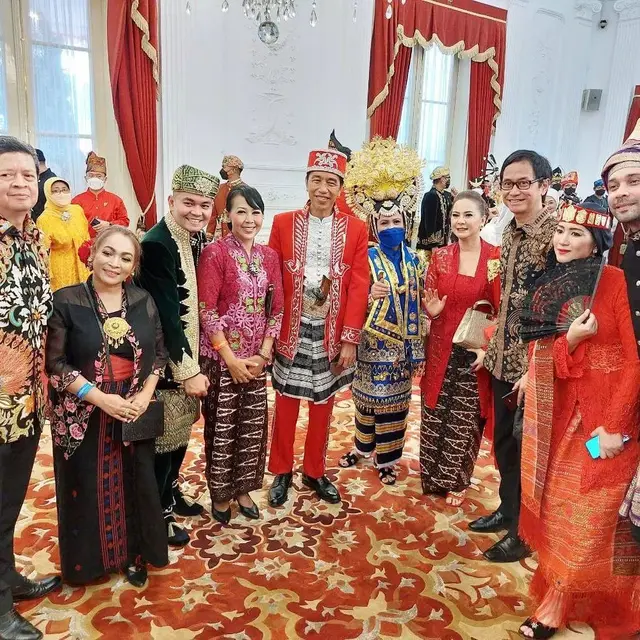 6 Potret Artis Ikut Rayakan HUT RI ke-77 di Istana Negara, Reza Rahadian Curi Perhatian