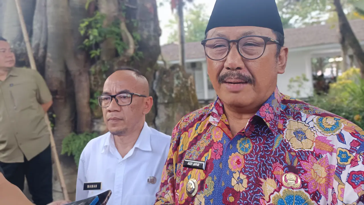 Bupati Sukabumi Asep Japar (berbaju batik)