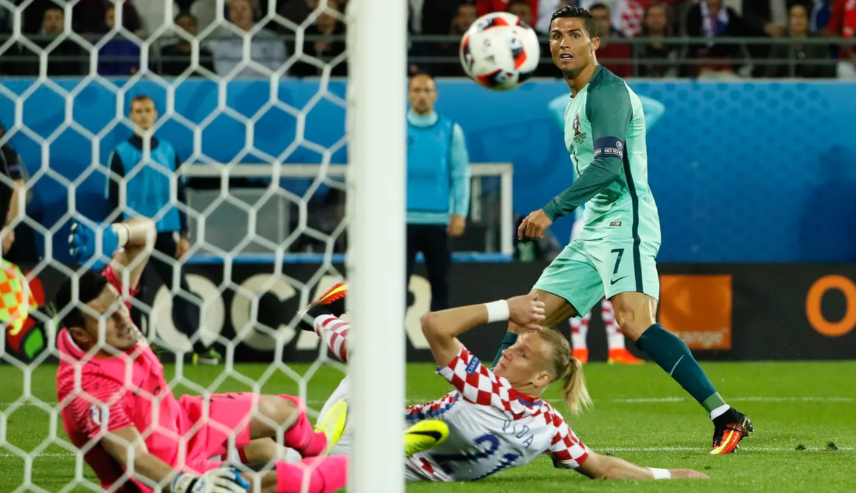 Penyerang Portugal,  Cristiano Ronaldo  (kanan) saat menendang bola ke gawang Kroasia pada pertandingan babak 16 besar piala Eropa 2016 di  Stade Bollaert, Lens , Prancis, (26/6).Gol Potugal dicetak Ricardo Quaresma. (REUTERS / Gonzalo Fuentes)