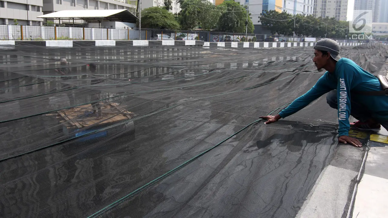 Kurangi Bau Tak Sedap, Begini Penampakan Jaring Hitam di Kali Item