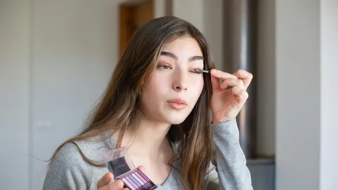 Tidur Menggunakan Makeup Benarkah Bisa Merusak Kulit?