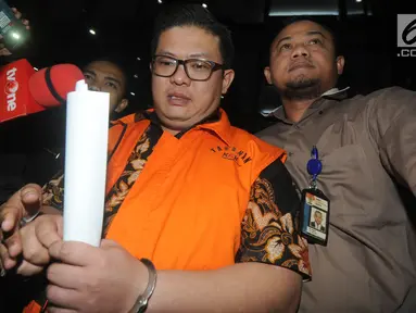 Pengusaha Chandry Suanda alias Afung, penyuap Anggota DPR F-PDIP I Nyoman Dhamantra memakai rompi tahanan usai menjalani pemeriksaan di Gedung KPK, Jakarta, Jumat (9/8/2019). Afung ditahan terkait suap izin impor bawang putih dari Kementerian Pertanian dan SPI dari Kemendag.(merdeka.com/Dwi Narwoko)