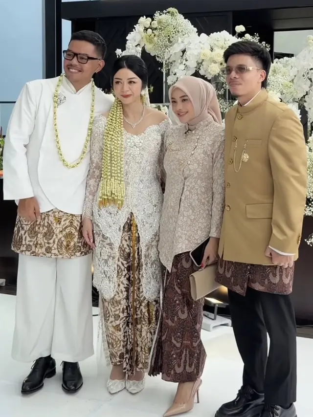 Aurel Hermansyah pakai kebaya. [@aurelie.hermansyah]