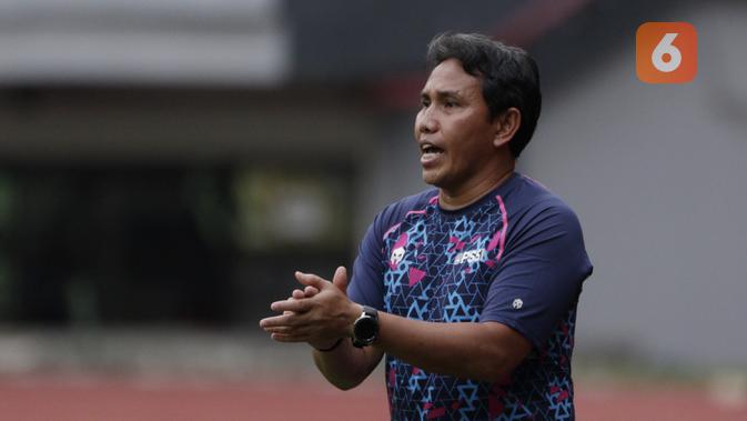 Pelatih Timnas Indonesia U-16, Bima Sakti, memberikan arahan saat melawan tim Piala Soeratin Bekasi U-17 pada laga uji coba di Stadion Patriot, Kota Bekasi, Jumat (13/3/2020). Kedua tim bermain imbang 1-1. (Bola.com/M Iqbal Ichsan)