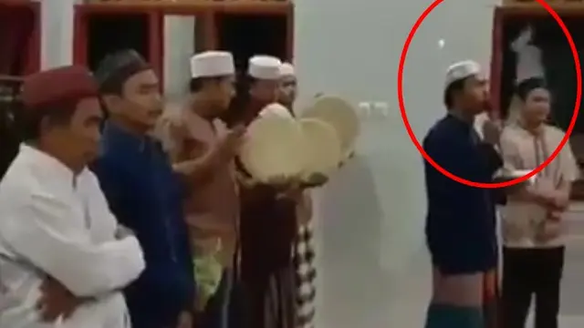 Viral Video Mirip Pocong Melayang Saat Warga Salawatan Ini Bikin Merinding