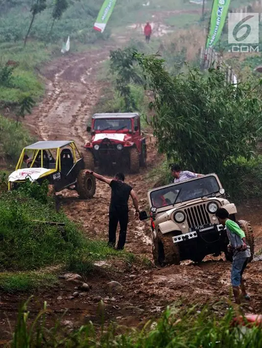 Jeep peserta jurnalis 4x4 melintasi lumpur selama Fastron Weekend Drive- Dasa Warsa Jurnalis 4X4, Bogor, Jawa Barat (26/11). Peserta juga diajak mengikuti pelatihan Fotografi, Videografi dan Editing serta Penulisan Press Release. (Liputan6.com/HO/Jefta)