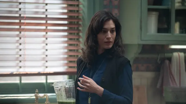 Lizzy Caplan sebagai Carol dalam film Cobweb. (Foto: Dok. Lionsgate)