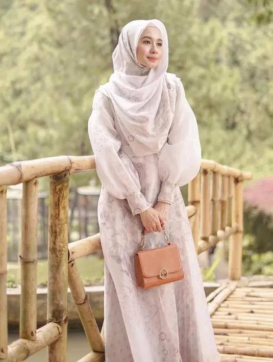 "Terus kata ustaz,'Oh gitu ya Teh? Kok Teteh ngatur Tuhan sih? Emang Teteh tahu umurnya sampai kapan? kalau misalnya ternyata gak kesampaian, kalau ternyata Teteh keburu meninggal bagaimana?'," papar Bella . (Instagram/laudyacynthiabella)