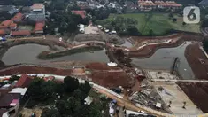 Foto udara suasana pembangunan Waduk Lebak Bulus, Jakarta Selatan, Selasa (11/10/2022). Pembangunan waduk seluas 4,4 hektare tersebut menjadi salah satu upaya untuk mengendalikan banjir akibat luapan air sungai di Jakarta Selatan. (Liputan6.com/Herman Zakharia)