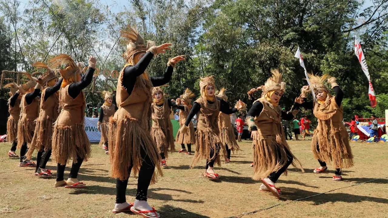 Salah satu kelompok masyarakat Kota Probolinggo  menunjukan kekratifitas dalam Festival Sawah Noasih Sae Ongguh. (Istimewa).