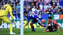 Bek Southampton, Jose Fonte, berusaha menghentikan pergerakan pemain Leicester, Shinji Okazaki (tengah), dalam laga Liga Inggris di Stadion King Power, Leicester, Minggu (3/4/2016). (AFP/Ben Stansall)