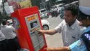 Dibantu petugas, seorang pengguna sudah mulai menerapkan sistem parkir meter ini, Jakarta, (25/9/14). (Liputan6.com/Faizal Fanani) 