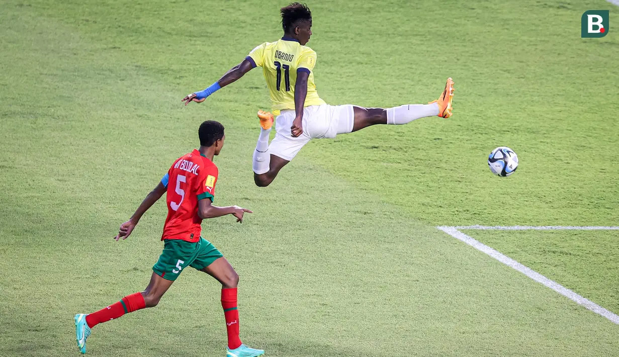 <p>Pemain Timnas Ekuador U-17, Allen Obando (kanan) berusaha mencetak gol ke gawang Timnas Maroko U-17 pada laga kedua Grup A Piala Dunia U-17 2023 di Stadion Gelora Bung Tomo (GBT), Surabaya, Senin (13/11/2023). (Bola.com/Bagaskara Lazuardi)</p>