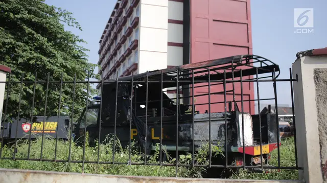Belasan Mobil di Petamburan Hangus Terbakar