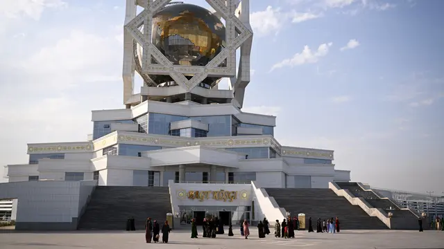 Pemandangan Istana Kebahagiaan, kantor pendaftaran pernikahan, di ibu kota Turkmenistan, Ashgabat, pada 28 Juni 2023. Negara Asia Tengah bekas Uni Soviet ini adalah salah satu negara paling terpencil di dunia. Natalia KOLESNIKOVA / AFP