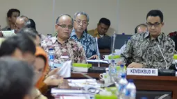 Menteri Kebudayaan dan Pendidikan Dasar dan Menengah, Anies Baswedan mengikuti rapat kerja bersama komite III Dewan Perwakilan Daerah (DPD), Jakarta, Rabu (19/11/2014) (Liputan6.com/Andrian M Tunay)