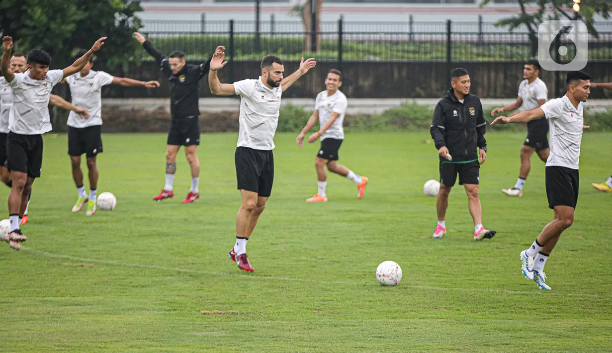 Sejumlah pesepak bola Timnas Indonesia berlatih menjelang semifinal Leg 1 Piala AFF 2022 menjamu Vietnam, di Lapangan A Kompleks Gelora Bung Karno, Jakarta, Rabu (4/1/2023). Timnas Indonesia sulit berlatih karena hujan deras yang menyebabkan Lapangan A SUGBK banjir dan banyak genangan. (Liputan6.com/Faizal Fanani)