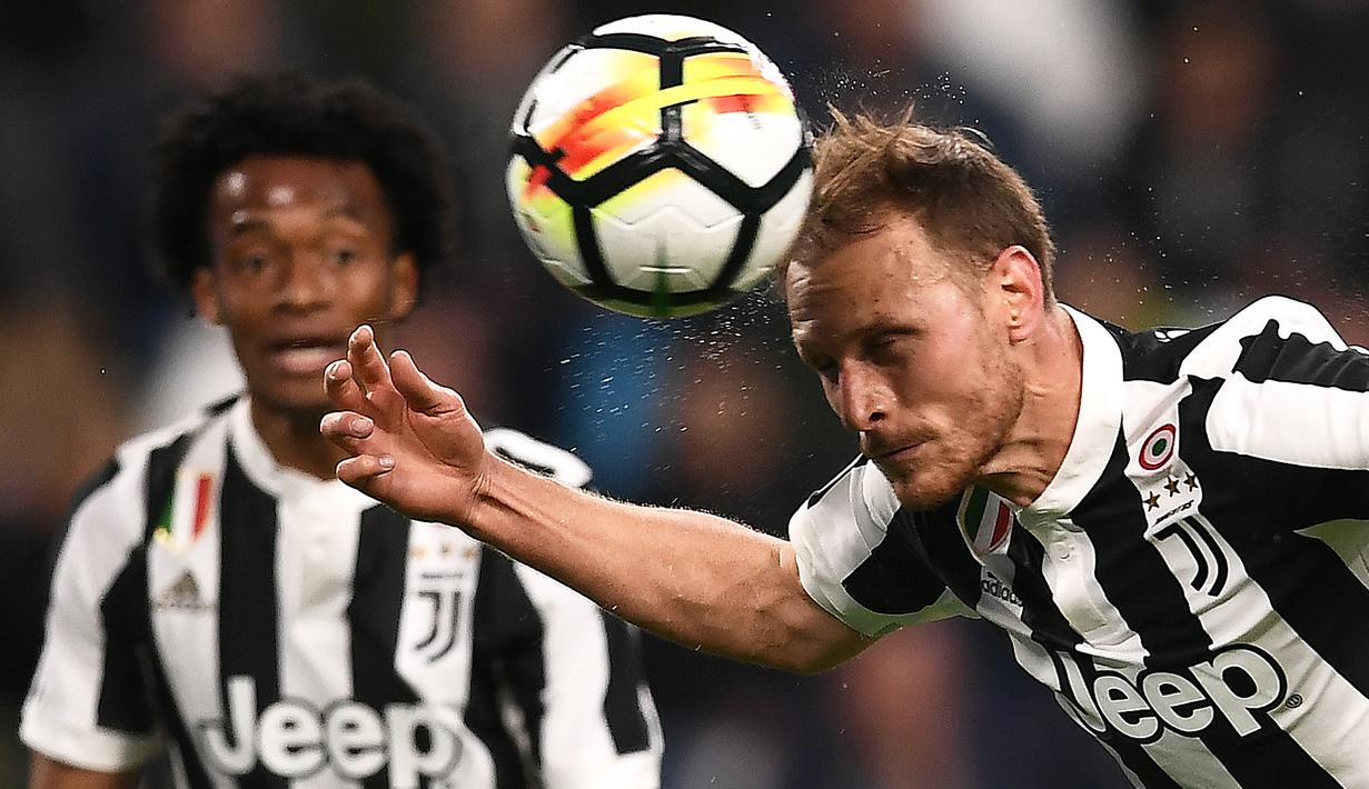 Proses terjadinya gol yang dicetak bek Juventus, Benedikt Howedes, ke gawang Sampdoria pada laga Serie A di Stadion Allianz, Turin, Minggu (15/4/2018). Juventus menang 3-0 atas Sampdoria. (AFP/Marco Bertorello)