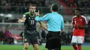 Gareth Bale memprotes keputusan wasit yang tidak menguntungkan timnya pada laga melawan Austria, Jumat (7/10/2016) dini hari WIB. (Bola.com/Reza Khomaini)