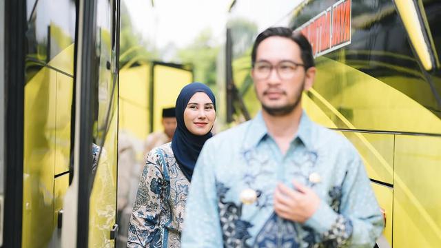 6 Potret Syahnaz Sadiqah Temani Suami Berangkatkan Warga Bandung Barat Mudik Gratis