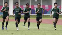 Para pemain Timnas Indonesia U-22, melakukan sprint saat latihan di Stadion Madya Senayan, Jakarta, Selasa (29/1). Latihan ini merupakan persiapan jelang Piala AFF U-22. (Bola.com/Yoppy Renato)
