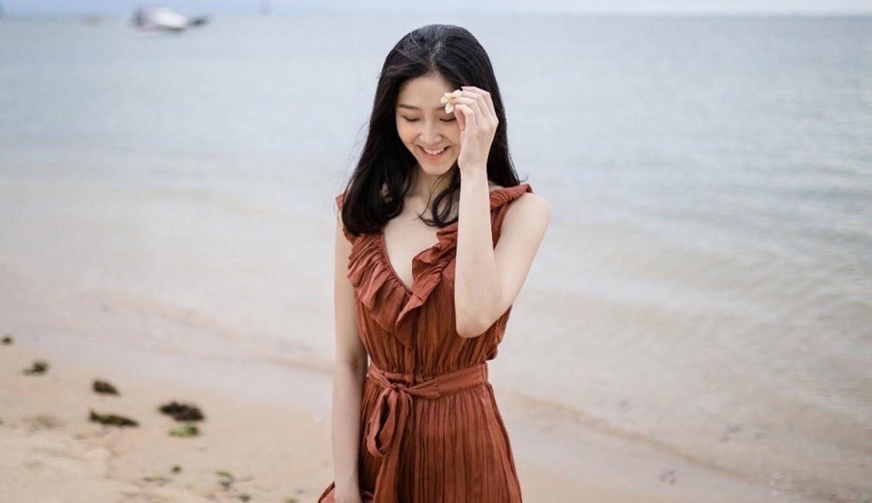 Wanita asal Bali ini sendiri terbilang aktif mengunggah berbagai kegiatan di akun Instagram. Bahkan, gaya penampilan Ayu Saraswati yang terbilang sederhana kerap curi perhatian netizen. (Liputan6.com/IG/@ayusarasw)