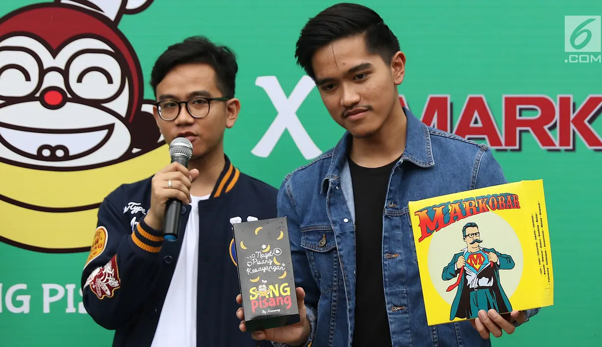 Putra Presiden Joko Widodo atau Jokowi, Gibran Rakabuming dan Kaesang Pangarep menunjukkan kemasan kuliner Sang Pisang dan Markobar saat launching outlet baru di Cikini, Jakarta, Minggu (11/3). (Liputan6.com/Immanuel Antonius)