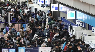 Wisatawan memadati area check-in di terminal 2 di Bandara Internasional Tokyo di Haneda pada tanggal 3 Januari 2024. (Foto oleh JIJI Press/AFP)/Japan OUT