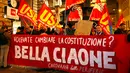 Pendukung "No" untuk Referendum Reformasi Konstitusi berunjuk rasa di Chigi, Roma, Italia, Senin (5/12). Warga Italia memilih menolak rencana Reformasi Konstitusi. (REUTERS / Tony Gentile)