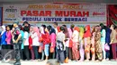 Antrian warga saat menghadiri pasar murah di Kantor DPP PDIP Lenteng Agung, Jakarta, Senin (13/7/2015). Warga menyambut antusias kehadiran pasar murah yang digelar PDIP (Liputan6.com/Yoppy Renato)