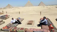Menteri Pariwisata dan Kepurbakalaan Mesir Khaled al-Anany (kanan) bertemu dengan Sekretaris Jenderal Organisasi Pariwisata Dunia Perserikatan Bangsa-Bangsa (UNWTO) Zurab Pololikashvili di dekat Piramida Giza di Giza, Mesir, pada 25 Agustus 2020. (Xinhua/Ahmed Gomaa)