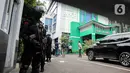 Anggota Brimob bersenjata lengkap berjaga usai penembakan di Kantor Majelis Ulama Indonesia (MUI) Jakarta, Selasa (2/5/2023). Penembakan yang terjadi antara pukul 10.00-11.00 WIB tersebut melukai tiga orang staff dan pelaku dikabarkan tewas saat diamankan petugas kepolisian. (Liputan6.com/Faizal Fanani)