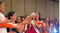 Catriona Gray memperlihatkan mahkota Miss Universe 2019. (dok.Instagram @missuniverse/https://www.instagram.com/p/B5s3DTpAOmj/Henry)